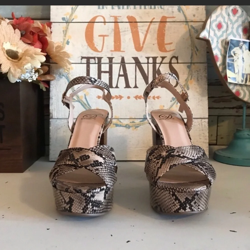 Snakeskin Strappy Platform Heels Sz 7 NEW